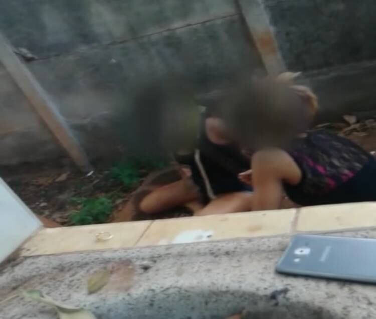 A vítima foi espancada, teve o cabelo cortado, o aparelho dentário arrancado da boca, foi obrigada a cavar uma cova para ser enterrada e foi amarrada