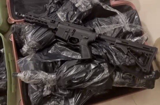 Fuzis são encontrados em mansão na Barra da Tijuca, no Rio