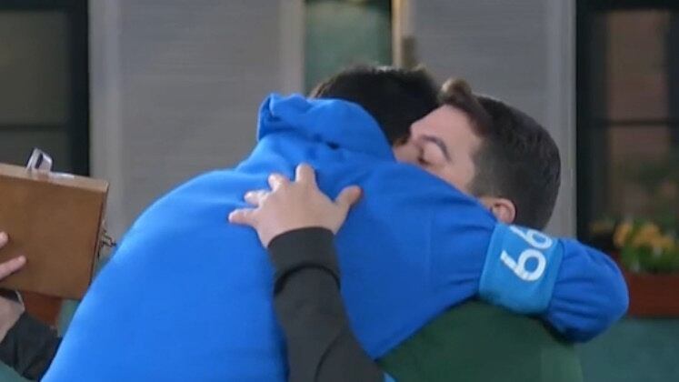 Amizade intensa
Durante o confinamento na Casa Azul, Servo criou laços fortes com Erick, que foi seu grande aliado em A Grande Conquista. A amizade cresceu ainda mais quando a dupla conseguiu passar para a segunda fase do reality. A relação entre os dois gerou até apelido. Erick passou a chamar Servo de bombonzinho, que fez sucesso entre os Conquisteiros para se referirem a dupla