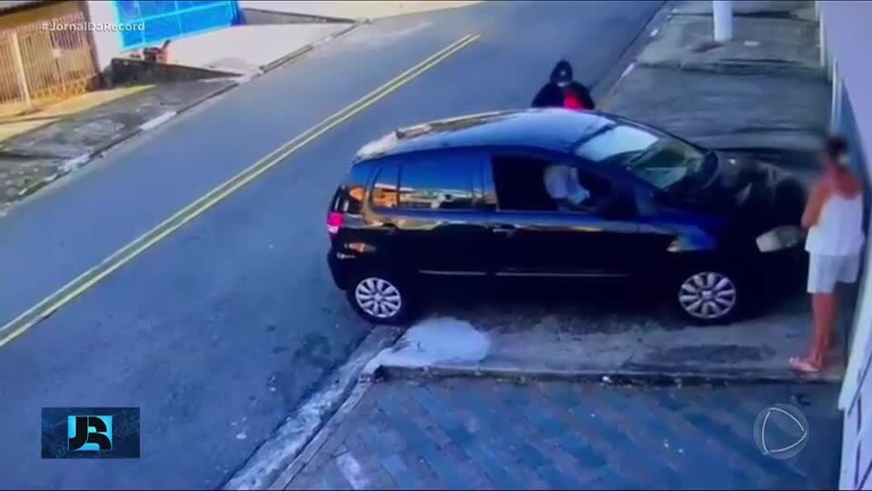 Mulher é assaltada na porta de casa e suspeita é de que crime tenha sido encomendado pelo ex dela