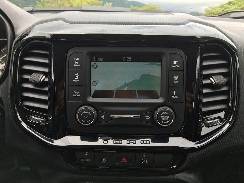 A lista não incluí a central multimídia Uconnect, que é opcional e usa a tela pequena, de cinco polegadas. O equipamento tem GPS e câmera de ré, mas merecia a versão com tela maior