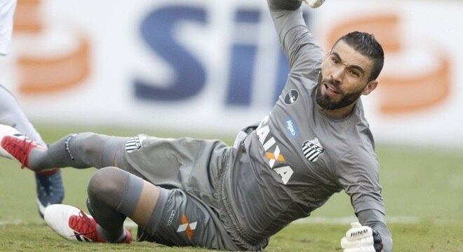 O goleiro Vanderlei, do Santos, durante o jogo deste domingo (28) contra o Ituano