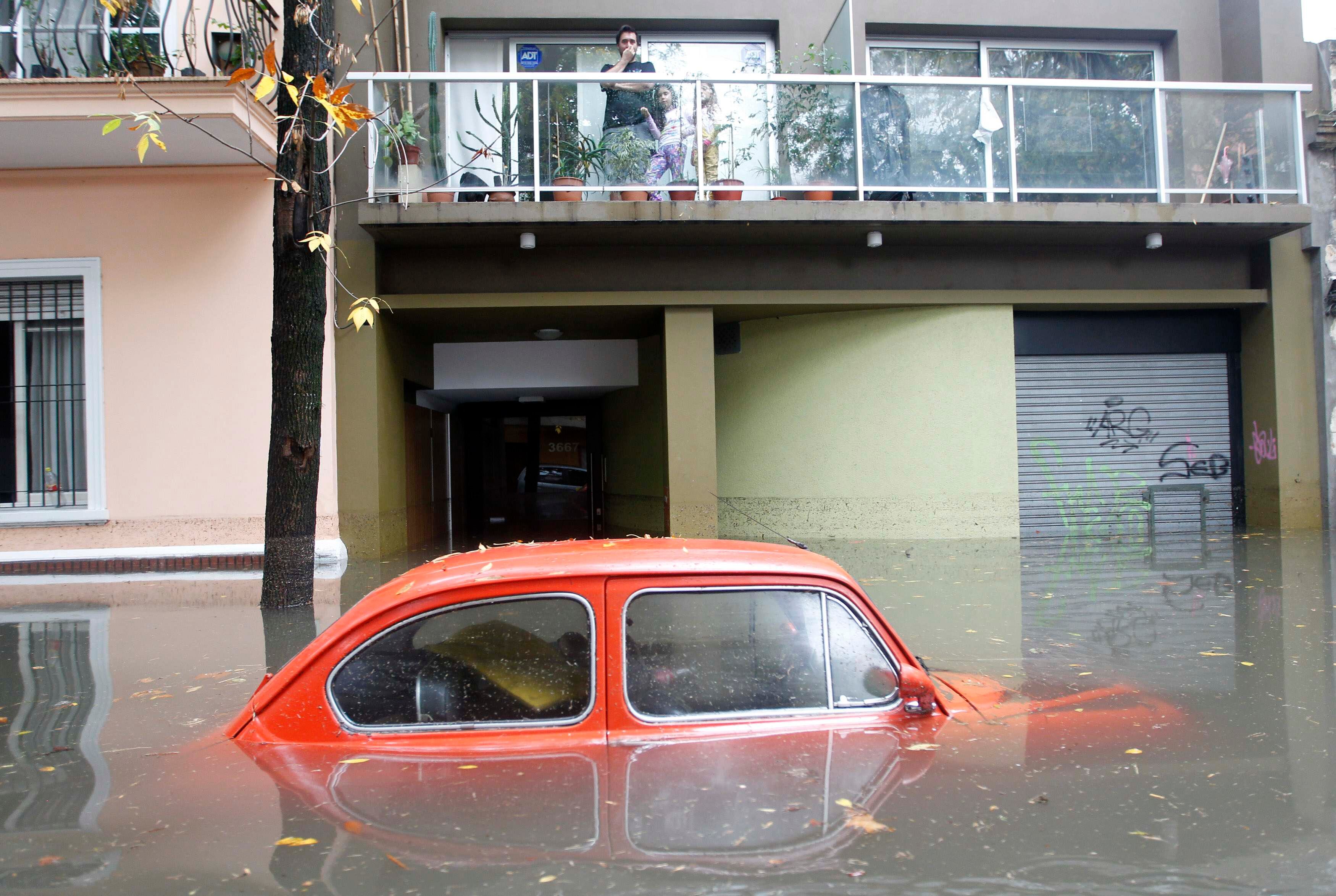 A imprensa argentina divulgou o relato de várias pessoas que ficaram presas em seus carros ou em lugares públicos durante toda a noite em função da chuva