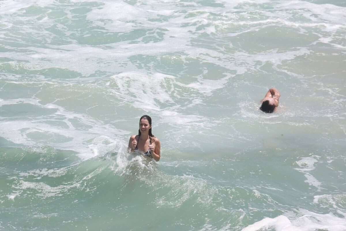 Nathalia Dill e Sérgio Guizé namoraram na praia