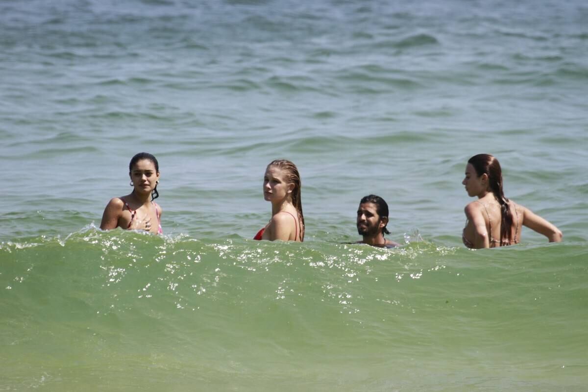 Fiorella Mattheis, Sophie Charlotte e Thaila Ayala curtem praia juntas