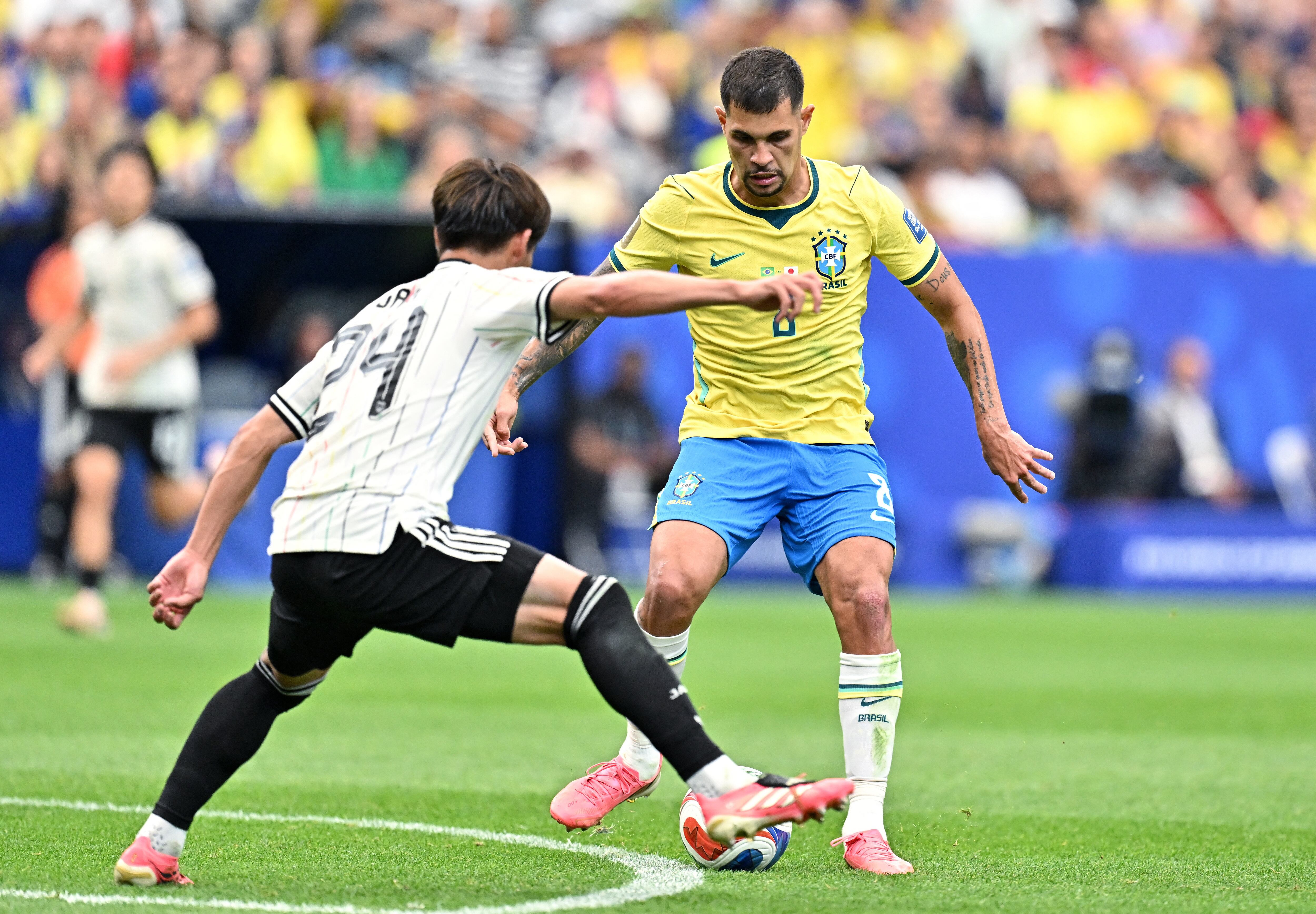 Bruno Guimarães em ação contra o japonês Kaishu Sano