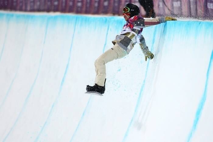 Depois de se classificar com a melhor nota para a final do snowboard halfpipe, o bicampeão olímpico surpreendeu a todos com uma queda na prova mais esperada do torneio e amargou apenas o quarto lugar. O curioso é que o atleta havia desistido de participar do snowboard slopestyle para se poupar das quedas devido à má qualidade da pista