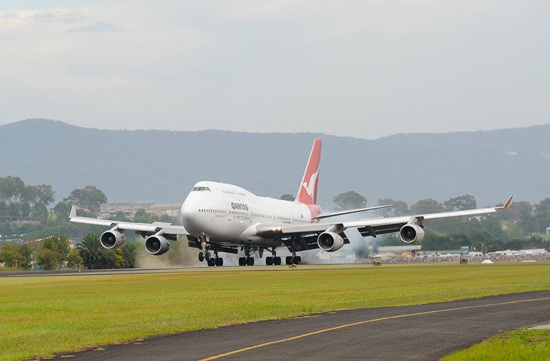 Aeronave Boeing 747-400 tem capacidade para levar 350 pessoas