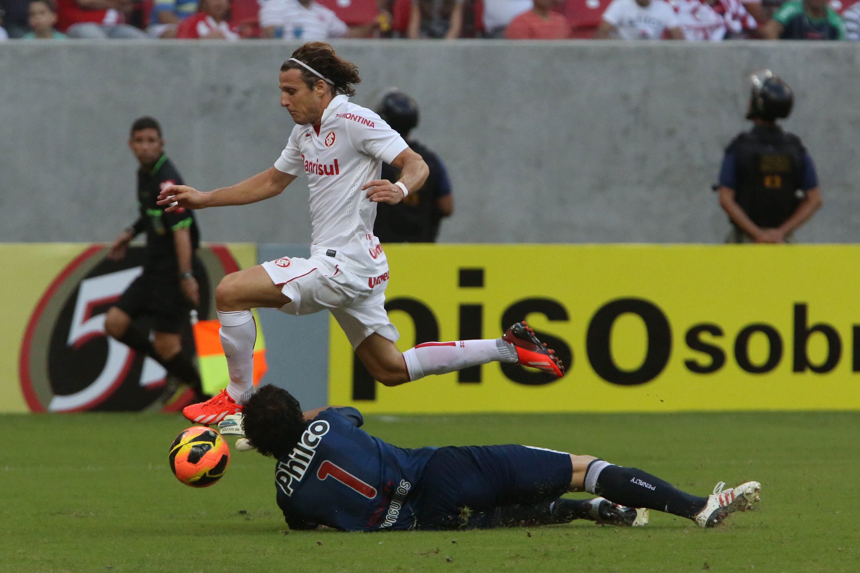 O atacante Forlán, do Internacional, disputa bola com o goleiro Ricardo Berna, do Náutico
