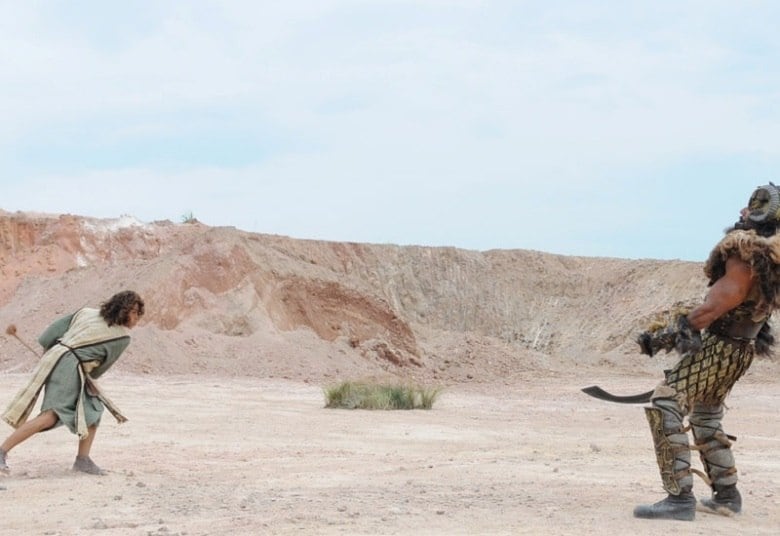 Davi, então, pega cinco pedras lisas do chão, arma sua funda e atira uma delas em direção ao gigante