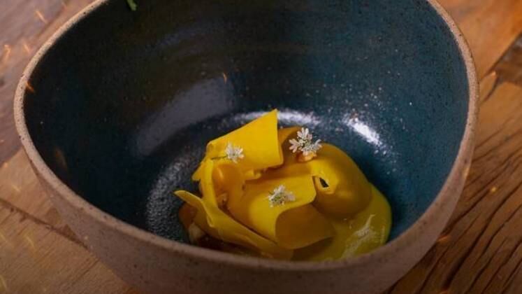 Lagostim, Cabotiá e Uni

Por Natalia Scavone



Ingredientes:

Lagostim

Cabotiá

Sal

Azeite

1 colher (sopa) de açúcar de palma

Suco de 1 limão

1 pimenta dedo-de-moça

20 g de gengibre ralado

Água

Coentro

Garam masala

20 g pasta de amendoim



Modo
de fazer:

1. Limpe os lagostins e reserve casas e cabeças. Enquanto isso, faça lascas de
cabotiá no mandolin. Tempere com sal e azeite e mantenha fechado no vácuo.

2. Em um panela quente, doure as cascas e as cabeças dos lagotins até
caramelizar. Adicione açúcar de palma, o suco de limão, a pimenta dedo-de-moça
picada e o gengibre ralado. Deixe dourar junto. Cubra tudo com água e deixe até
levantar fervura.

3. Baixe o fogo e cozinhe em fogo médio por mais 30 minutos. Enquanto
isso, bata as raspas de cabotiá com um pouco de água e cozinhe até formar um
purê.

4. Passe o caldo no chinois e adicione no purê de abóbora até atingir uma
consistência de molho. Passe novamente pelo chinois, adicione talos de
coentro, garam masala e leve ao fogo para infusionar.

5. Quando atingir o sabor desejado, ajuste o sal, retire os talos e reserve.

6. Com o uni, apenas quebre com o garfo e misture uma colher de pasta de
amendoim (50 g uni/20 g de pasta).

7. Pique os talos de coentro, misture junto, ajuste o sal e reserve.



Para
a montagem:


Coloque
uma colher (sopa) de purê no fundo de um bowl, lagostim grelhado e pincelado
com uni, lâminas de cabotiá, amendoim tostado, flor de coentro e sirva com
molho de cabitiá e garam