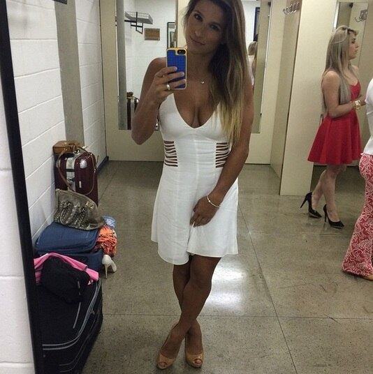 Jade impressionou os seus seguidores do Instagram ao mostrar publicar uma foto que fez em frente ao espelho. A atenção dos internautas foi quase que exclusivamente para o decote ousado do vestido que ela estava usando, dando a impressão que a ginasta está com silicone
