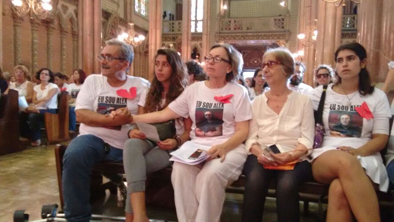 Familiares de Alex Bastos se reuniram nesta quarta-feira (14) em missa de 7º dia em Botafogo
