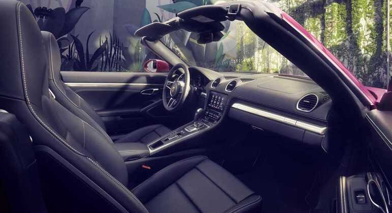 Esportivo tem uma ampla central multimídia com conexão com smartphones