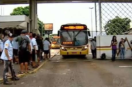 Greve de ônibus em Porto Alegre afeta um milhão de pessoas
