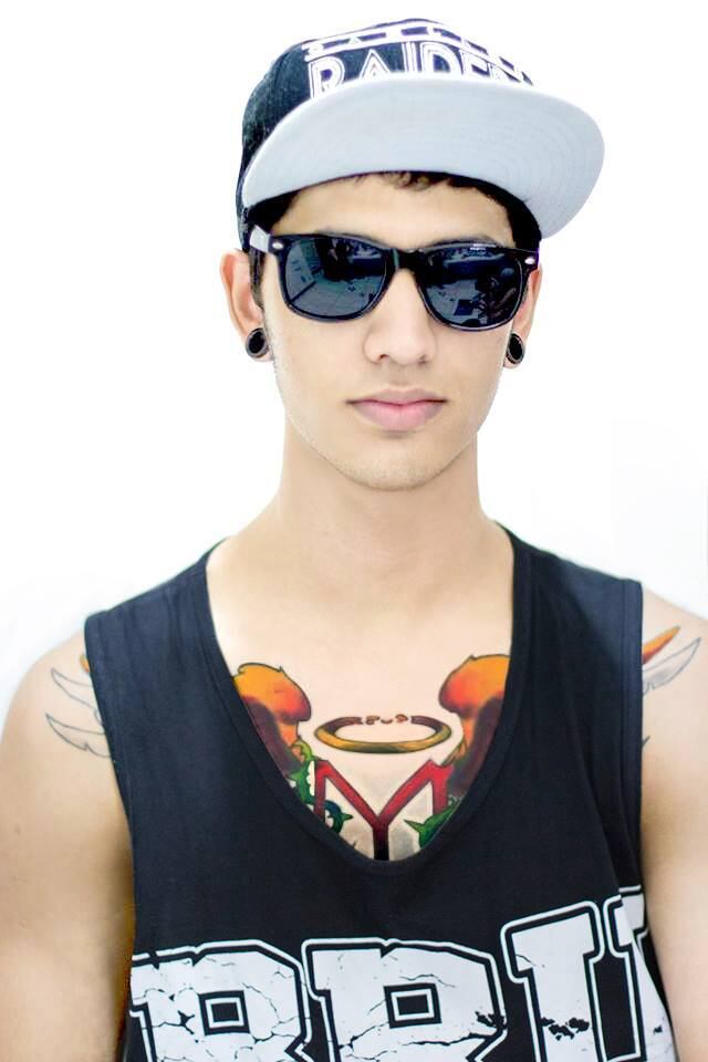 Um tatuador de 21 anos, que estava desaparecido desde a última sexta-feira (28), foi encontrado na segunda-feira (31) boiando numa lagoa em Vila Velha (ES). O rapaz havia sumido depois de uma discussão com amigos sobre religião. A morte da vítima é um mistério