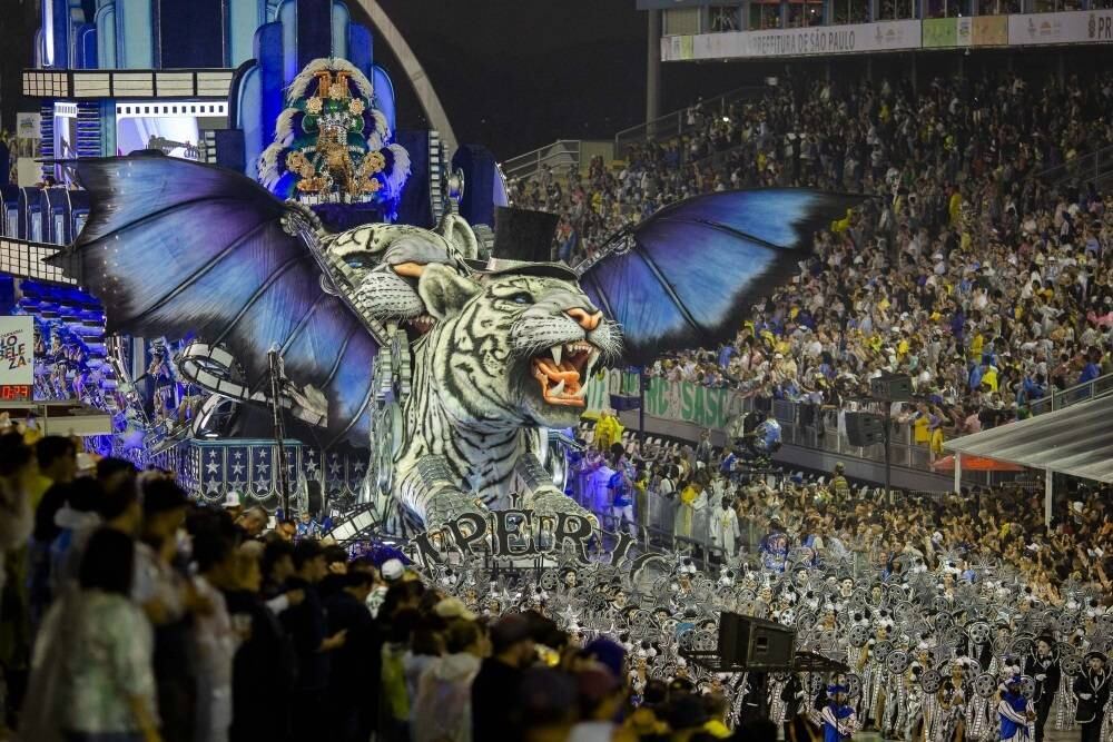 A Império de Casa Verde foi a segunda escola a desfilar nesta sexta-feira (1) e impressionou ao entrar na avenida com um abre-alas grandioso