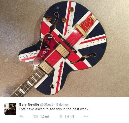 Noel Gallagher é
torcedor fanático do Manchester City, tanto que até trolou Gary
Neville, que fez história pelo rival United.

A história é a seguinte. Fã da banda, Gary Neville pediu para que Noel
autografasse uma guitarra sua, linda, toda estilizada com a bandeira britânica.
Mas, o músico não conseguiu esquecer a rivalidade entre City e United e
rabiscou todo o instrumento com frases provocativas ao ex-jogador dos Diabos
Vermelhos e a sigla MCFC (Manchester City Football Club)

