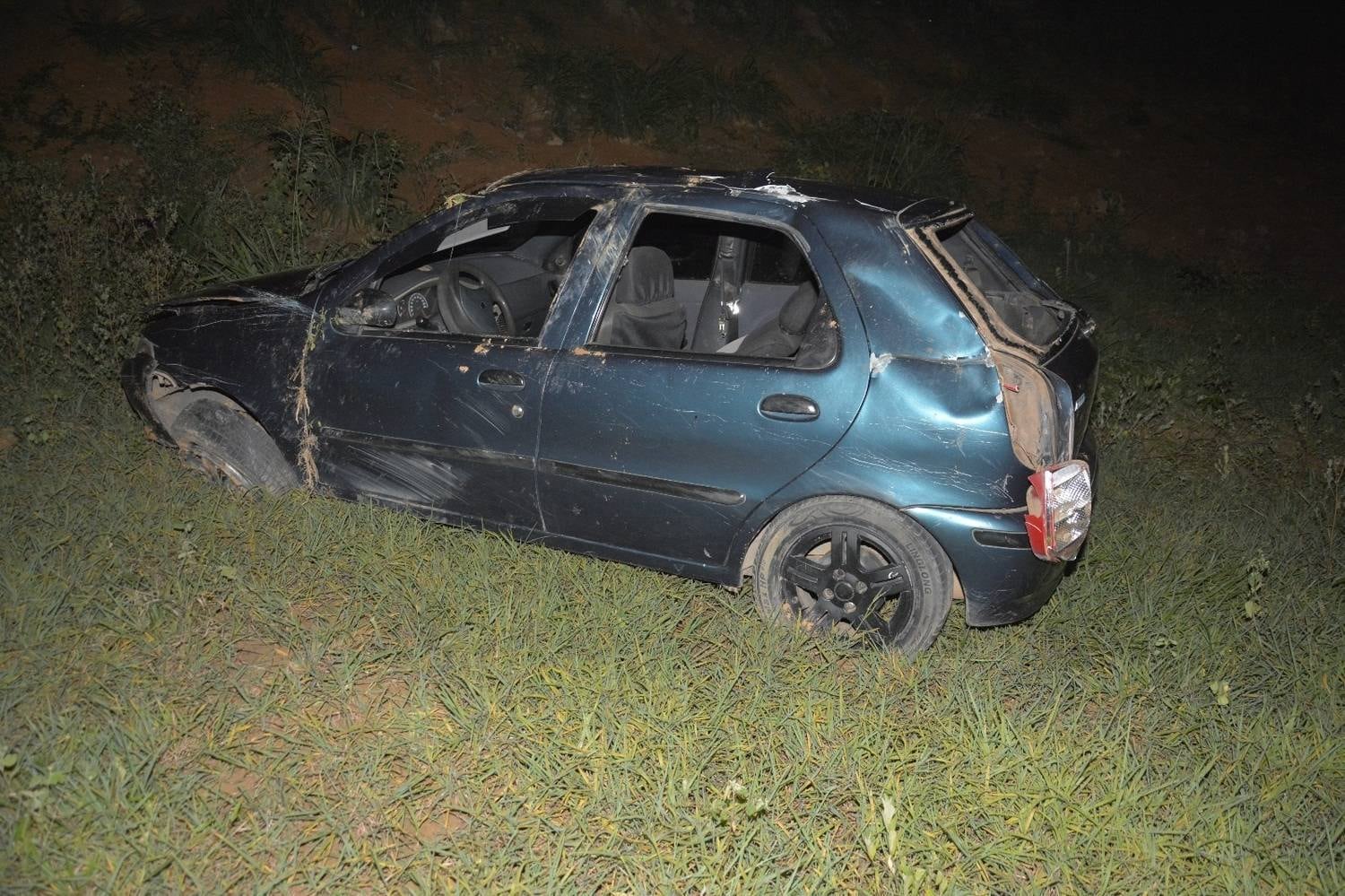 O veículo, com quatro pessoas, sendo duas crianças, caiu em uma ribanceira às margens da Rodovia, em Presidente Kennedy