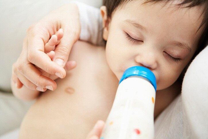Dar mamadeira para o bebê deitado aumenta a chance de a criança ter otite. Verdade

Sim, a tuba auditiva da criança, canal que liga o fundo da boca e do nariz com o ouvido, tem uma conformação mais horizontal. Assim,  quando você dá a mamadeira para a criança deitada, há um aumento no número de bactérias pra parte média do ouvido. Portanto, o ideal é amamentar a criança sentada

