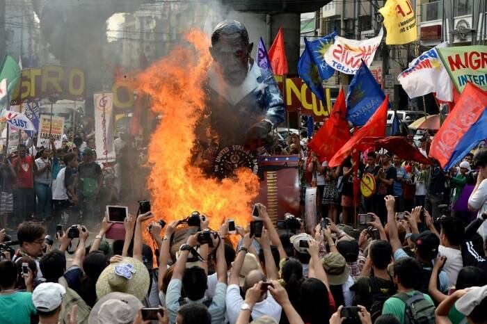 Manifestantes queimam um
busto de Obama durante um protesto anti-Estados Unidos perto do Palácio Malacanang,
em Manila, Filipinas. Ativistas recepcionaram o americano com uma manifestação
imensa. Obama chegou ao país nesta segunda-feira (28)