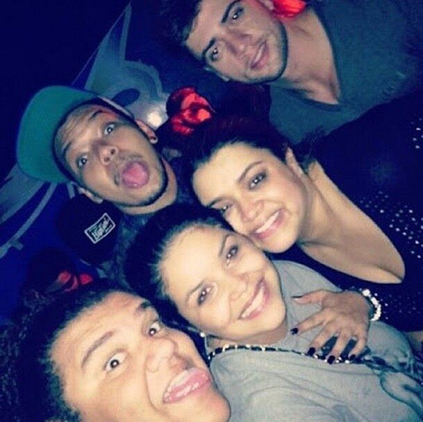 Gominho, amigo de longa data de Preta, escreveu no Instagram.
— Dormi quase nada, só pensando em hoje. Amo essa foto, porque foi aonde tudo começou!! Que felicidade fazer parte desse momento, e hoje estar no altar abençoando essa união. Te amo, protejo e cuido do nosso amor @pretagil !!!! @rodrigogodoy_ faça sempre minha pretoca feliz assim como faz desde que a conheceu!! Seu dindo te ama!