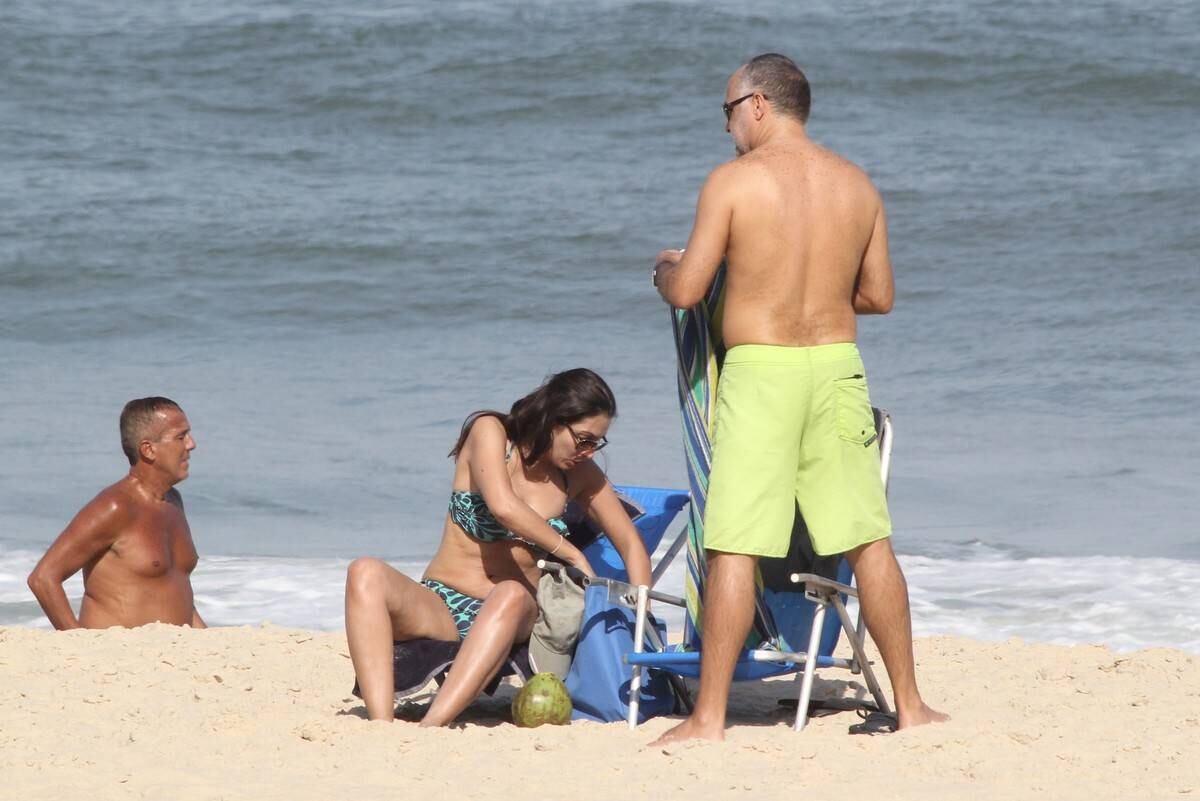 Patrícia Poeta tira o dia para reforçar o bronzeado em praia do Rio