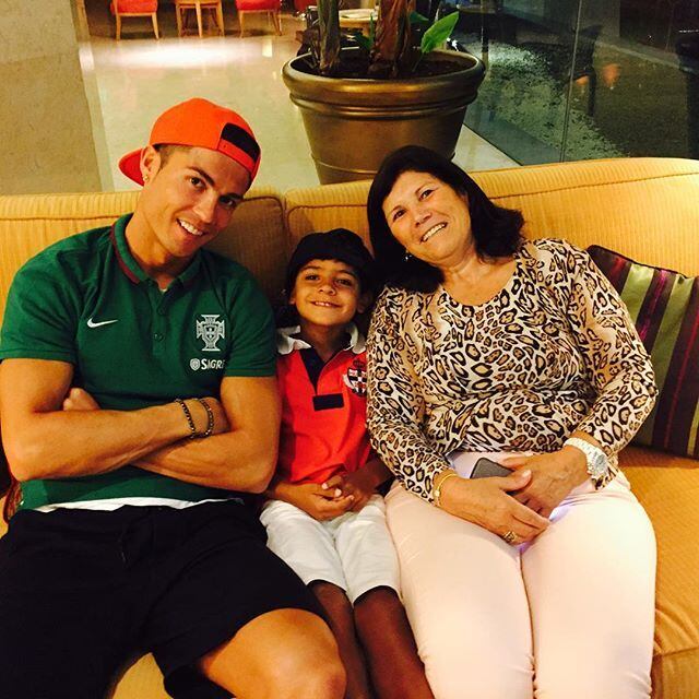 CR7 ao lado do seu filho e de sua mãe