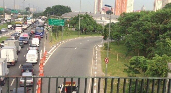 Acidente entre carro e moto deixa feridos na ponte da Casa Verde em SP