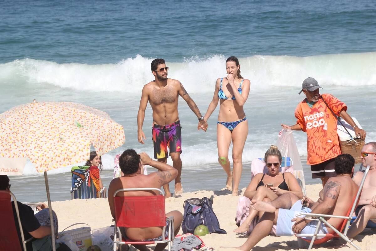 A atriz estava tranquilinha curtindo uma praia com o marido Pedro Scooby quando de repente...