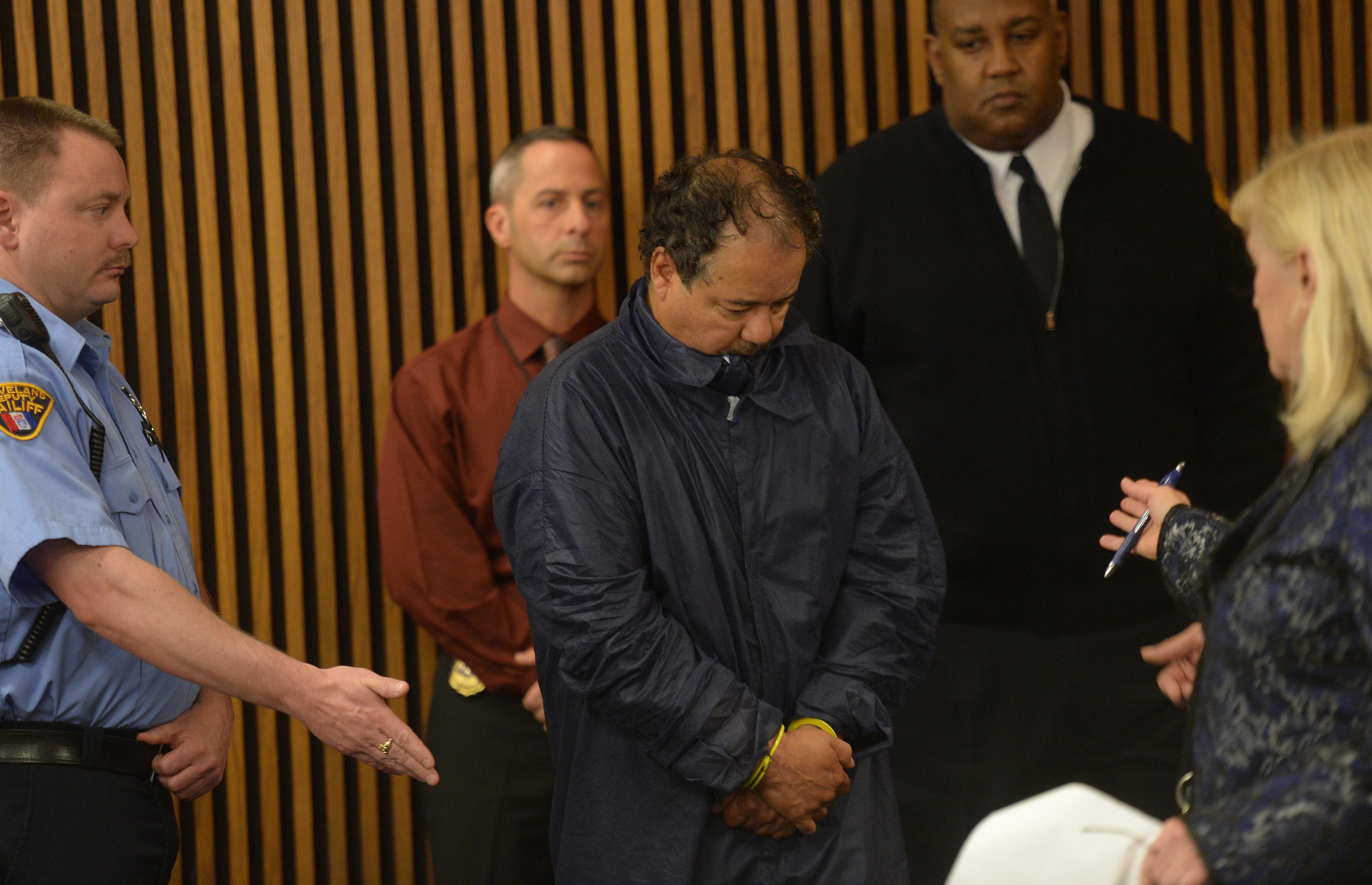 O promotor-assistente do caso, Brian Murphy, destacou que as acusações contra Ariel Castro "baseiam-se em decisões premeditadas para sequestrar três jovens mulheres das ruas de South Side de Cleveland".

— Duas das vítimas sofreram uma experiência horrenda durante mais de uma década, a terceira por quase uma década, e a dura experiência resultou numa menina que, aparentemente, nasceu durante o cativeiro de uma das mulheres.

"E, além disso, junto com o cativeiro, houve repetidas agressões. Foram atacadas, impedidas e abusadas sexualmente, basicamente sem jamais serem livres para deixar a residência", assinalou