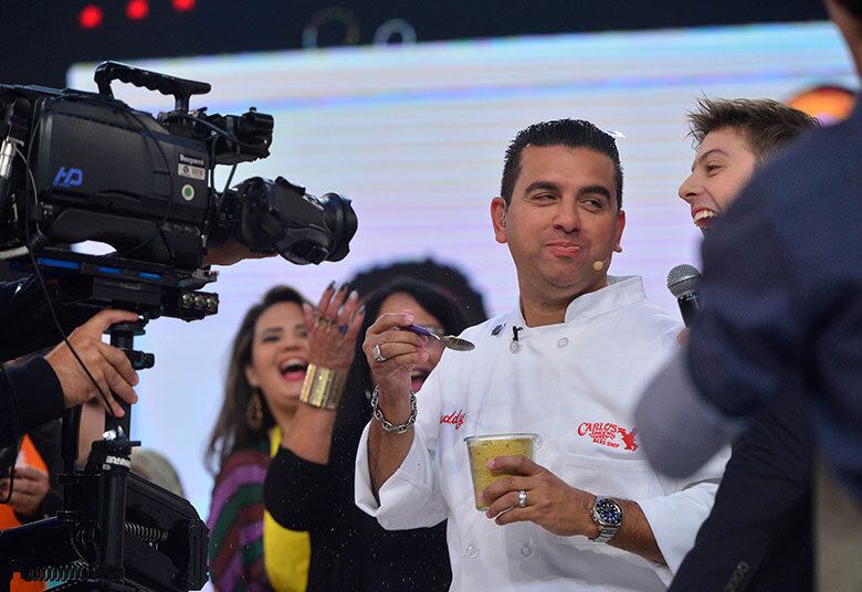 Enquanto Buddy estava comendo, Porchat pediu para ele anunciar que o início do seu programa