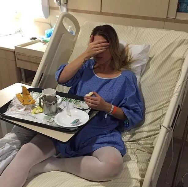 Sheila Mello passa por cirurgia para tratar hérnia: “Estou dopada”