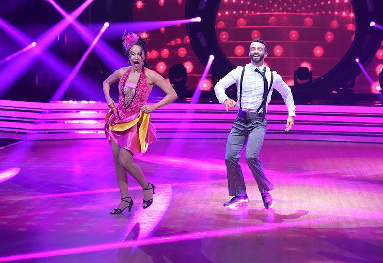 Tânia Alves mostrou a boa forma em um vestido com babados, que acrescentaram beleza aos movimentos da Salsa, executados com Marcos Vedovetto