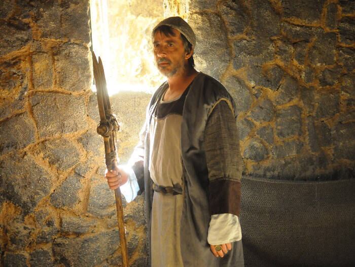 Após saber que a esposa de Mordecai, Liora (Lisa Eiras), também foi executada,
ele decide levar o filho do casal, Rafael, de 5 anos, para viver com sua
família em Cafarnaum

+ Assista aos melhores momentos do capítulo O Leproso de Genesaré

+ Julianne Trevisol fala sobre Zilá, a misteriosa personagem do episódio O Endemoniado de Gerasa

+ Micael Borges dá show de interpretação em Milagres de Jesus; veja fotos do galã
