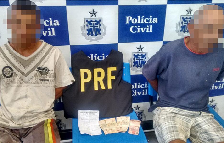 Os homens foram detidos e encaminhados para a delegacia de polícia judiciária local