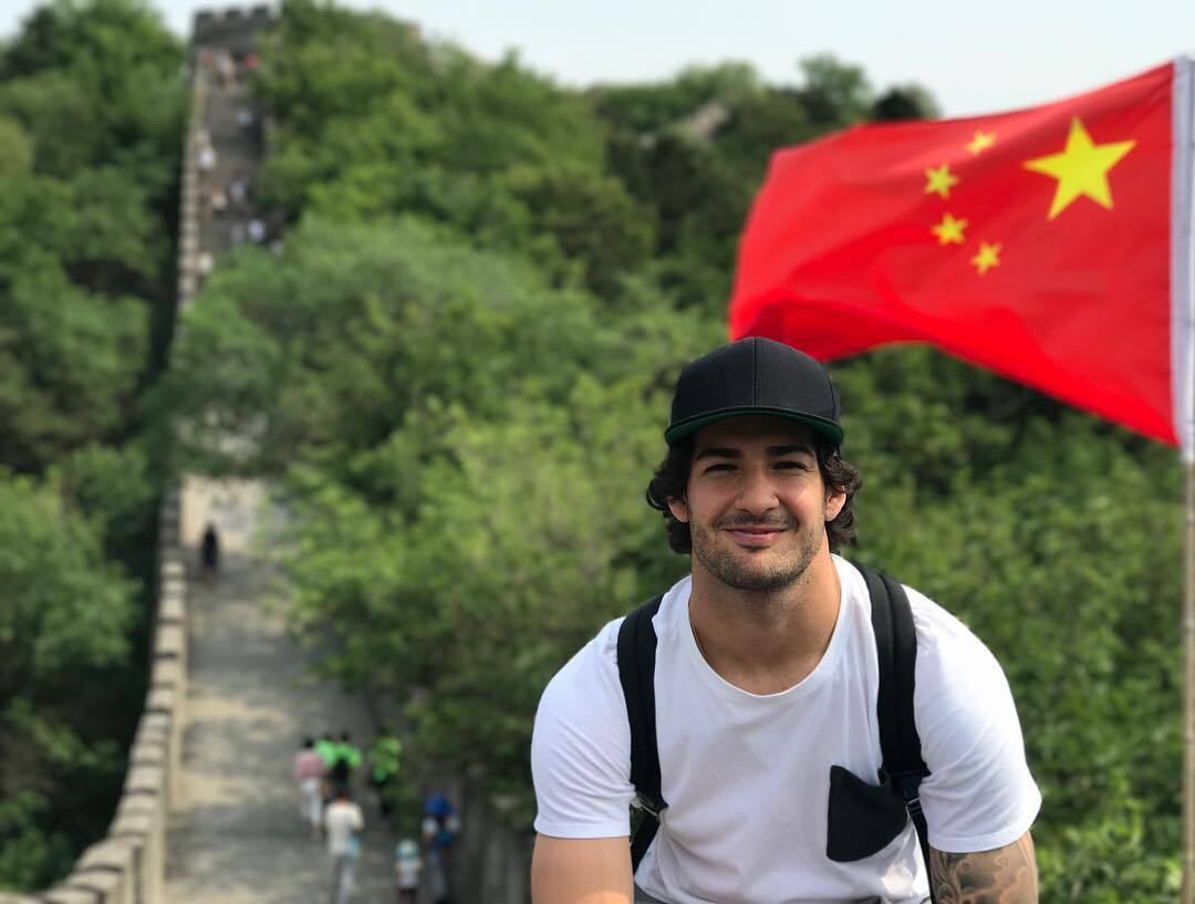 O atleta tem visitado pontos turísticos bem conhecidos do País, como a Muralha da China