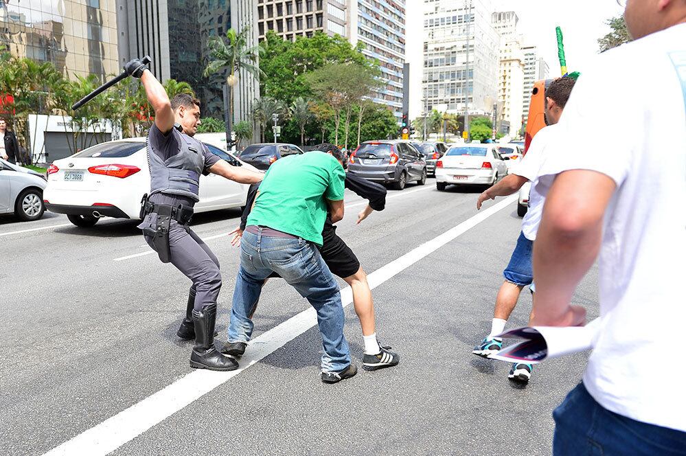 Em queda nas últimas pesquisas de intenção de voto, o
candidato à presidente dos EUA Donald Trump recebeu neste sábado (29) apoio de
manifestantes em São Paulo. De caráter conservador, o grupo de cerca de 60
pessoas se reuniu na avenida Paulista entoando palavras de ordem como "Ustra
Vive", em referência ao militar e torturador brasileiro Carlos Alberto
Brilhante Ustra, que foi homenageado pelo deputado federal Jair Bolsonaro no
plenário da Câmara durante a votação do impeachment. O evento foi marcado por
troca de socos e confusão, já que havia um grupo de 50 manifestantes antifascistas.
Pelo menos cinco pessoas foram detidas