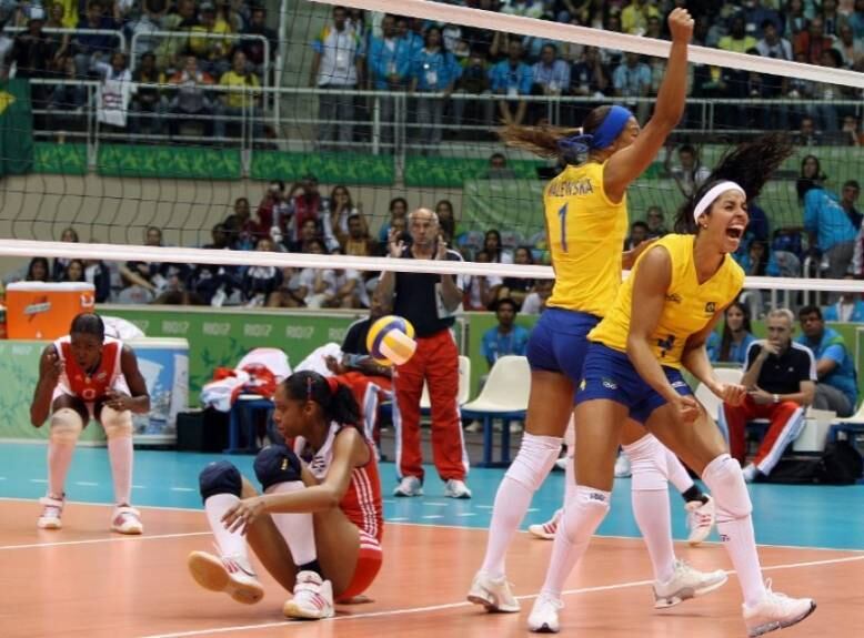 Brasil x Cuba - Feminino - Pan Americano do Rio em 2007
A Seleção Brasileira foi derrotada em casa, pela seleção de Cuba, por 3 sets a 2. A equipe brasileira perdia por 2 sets a 0 quando mostrou reação e conseguiu forçar o tie-break. No set de desempate, no entanto, perde o ritmo e foi derrotada pelas cubanas. As parciais foram de 25-27, 25-22, 22-25, 34-32 e 17-15
