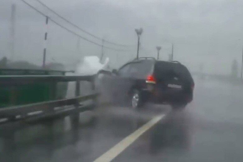 Bate de um lado e encaixa o bico no muro de proteção