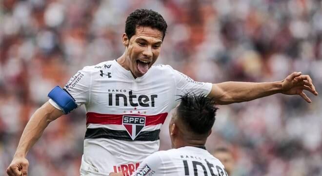 Hernanes e Cueva comemoram o segundo gol do Tricolor contra o Fla