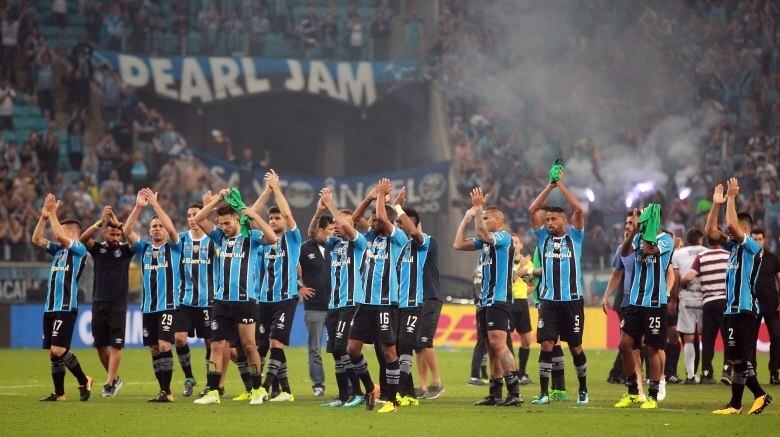 Grêmio bate Lanús no primeiro jogo da Final da Libertadores

A arbitragem do chileno Julio Bascuñan na primeira final da Copa Libertadores não agradou aos jogadores do Grêmio e também do Lanús
