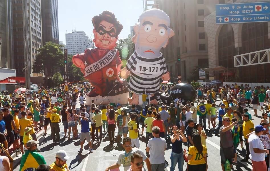 Em São Paulo, manifestantes contra o governo da presidente Dilma Rousseff se concentram na avenida Paulista para acompanhar o processo de impeachment de Dilma durante este domingo