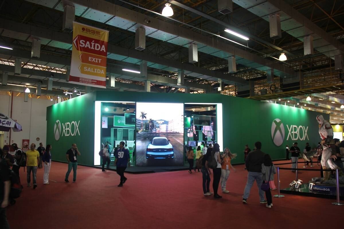 O estande da Microsoft, com seu Xbox, também era animado e vários jogadores puderam testar games