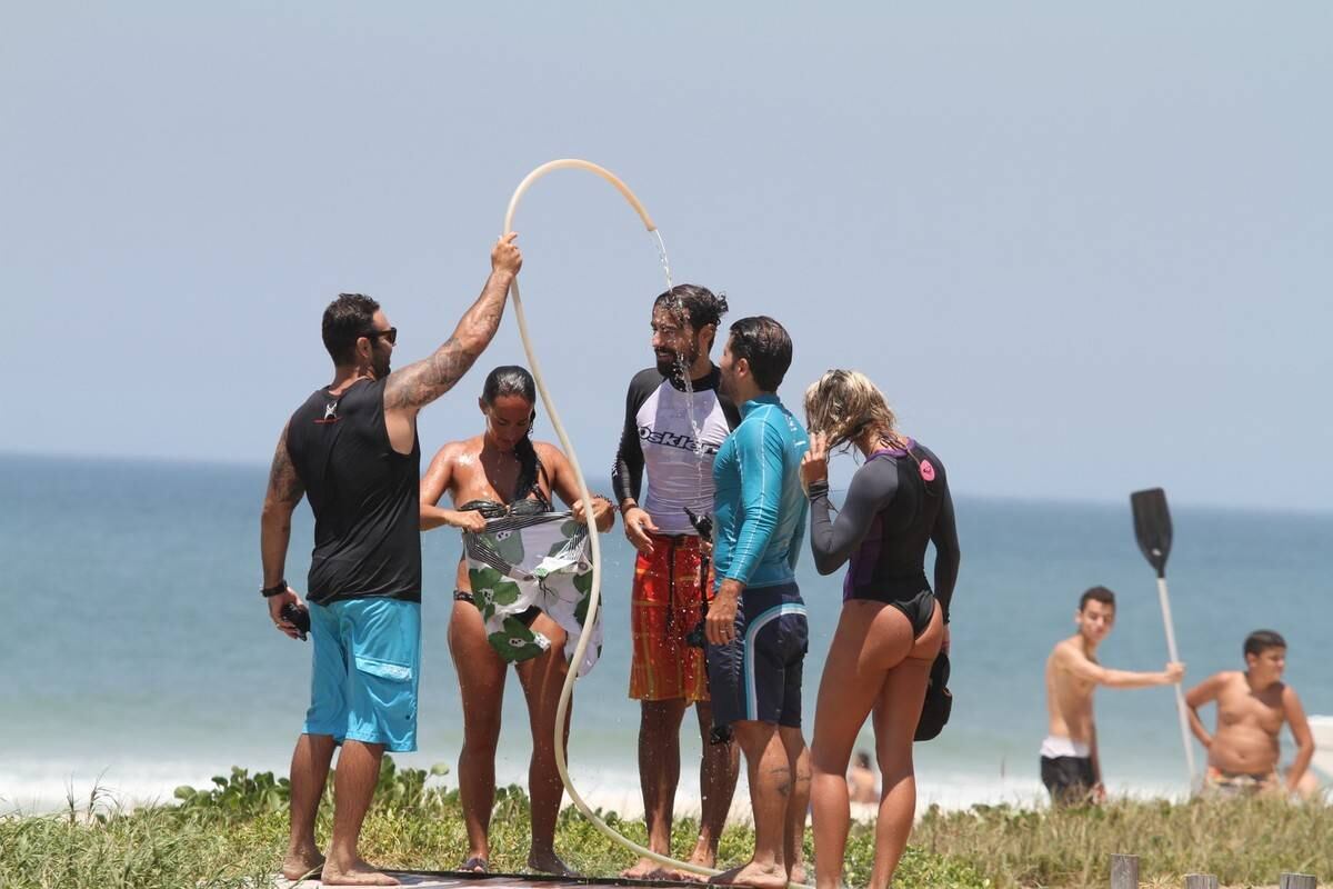Bruno Gagliasso e Ricardo Pereira praticam stand up paddle na praia da Barra da Tijuca, no Rio
