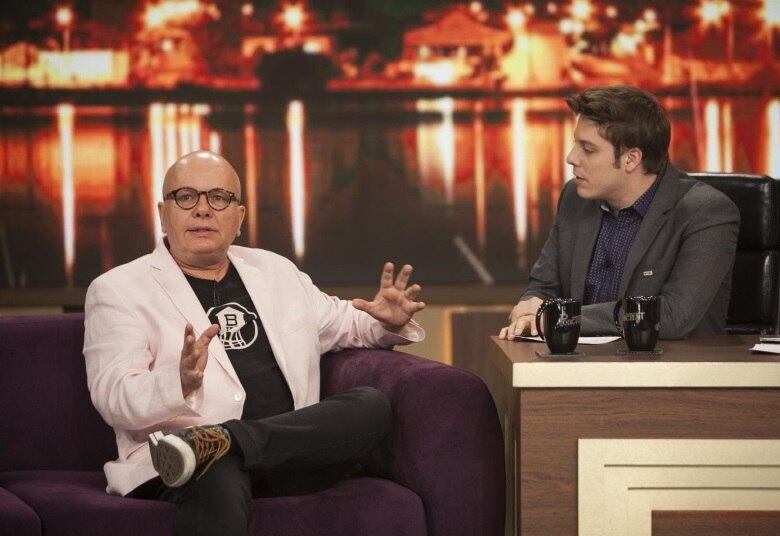 Outro convidado do talk show é Marcelo Tas, que fala sobre internet, política e televisão