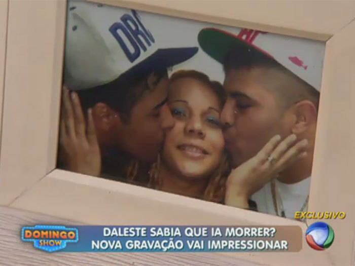 Segundo a irmã do cantor, a infância de Daleste foi muito sofrida. Ele perdeu a mãe aos
cinco anos de idade por conta de dois derrames.



— Eu que praticamente criei o Daniel. A nossa mãe teve um derrame e quando
voltou pra casa já estava imóvel numa cama



+ Aproveite e confira as matérias do programa Domingo Show

+ Já curtiu a página do Domingo Show no Facebook? É só clicar!

+ Siga o Domingo Show no Twitter e receba todas as notícias do programa
