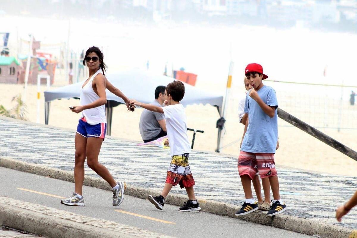 Mãezona sarada! Ana Lima leva os filhos para se divertir e comemorar Dia das Mães
