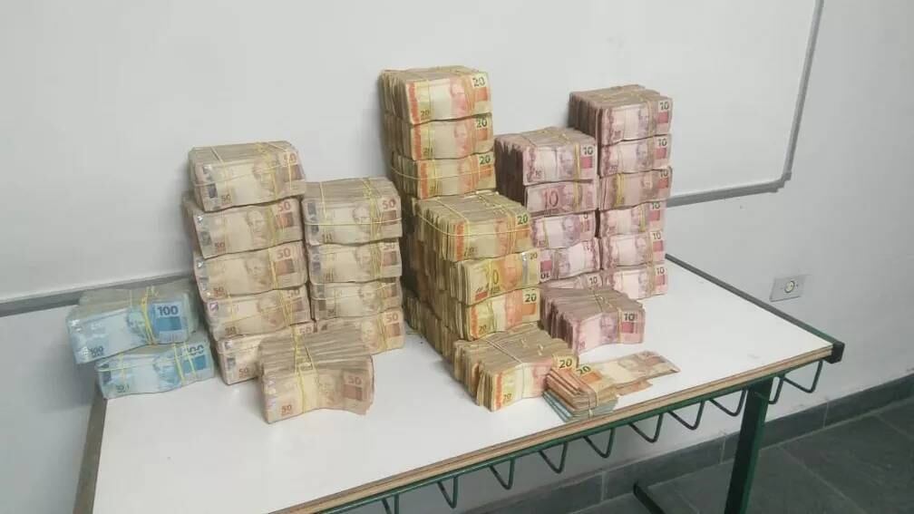 R$ 1 milhão foram encontrados atrás do banco do carro
