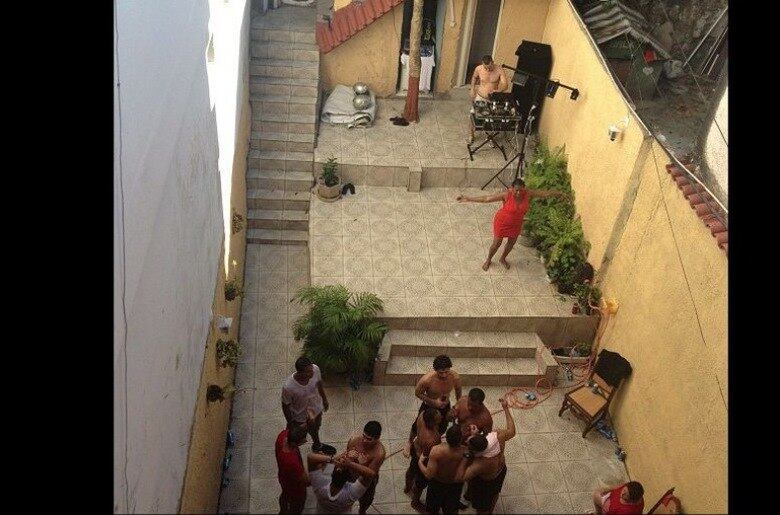 Nascida e criada no Vidigal, Roberta Rodrigues iniciou sua carreira aos 16 anos no grupo de teatro da comunidade "Nós do Morro". Em 2002, ela ganhou um papel do filme "Cidade de Deus" e não parou mais. A laje da atriz é muito movimentada. Por lá sempre estão os amigos Thiago Martins e Micael Borges